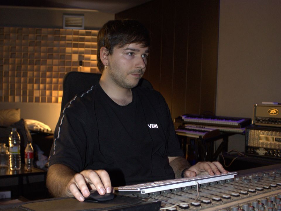 Yorch trabajando en la consola del estudio
