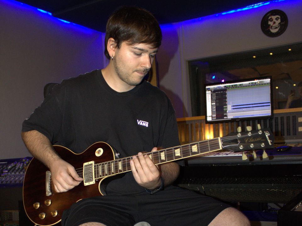 Yorch tocando la guitarra eléctrica en el estudio