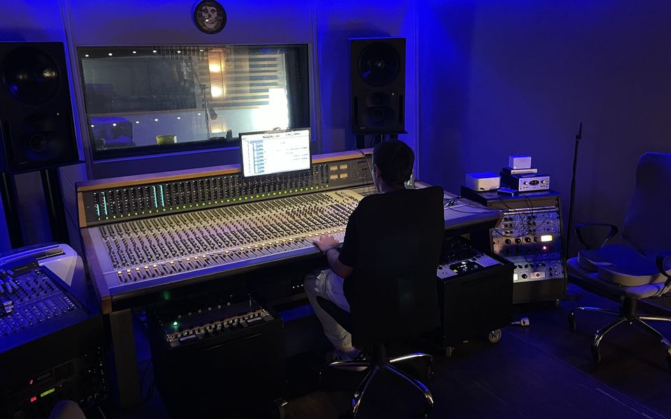 Yorch mezclando en la consola del estudio